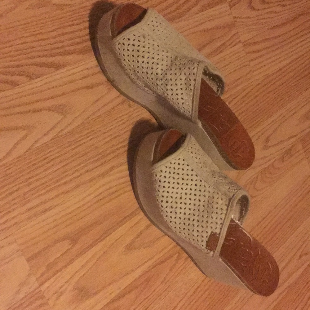 3.5 inch tall opened toe wedges